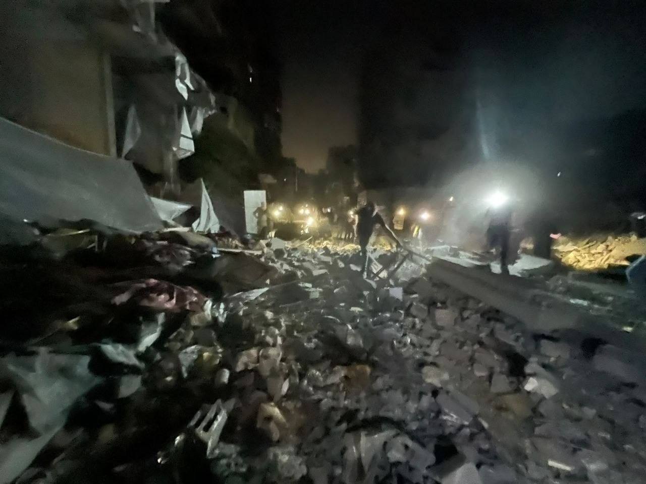 آثار الدمار الكبير جراء قصف طيران الاحتلال منزلاً قرب محطة ياسين في حي الصفطاوي، شمال قطاع غزة..jpg