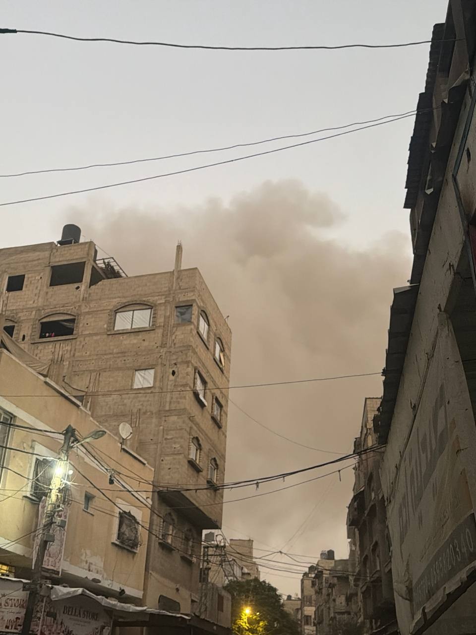 استهداف جديد الان وسط سوق المخيم بالمغازي 11.jpg