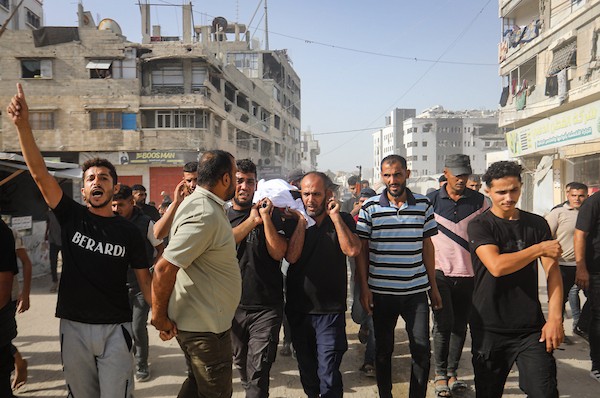 فلسطينيون يشاركون في تشييع جثمان الشهيد صدام الزعانين بمستشفى الشفاء في مدينة غزة، الخميس 15 أكتوبر/تشرين الأول 2026، تصوير: محمد صالحة