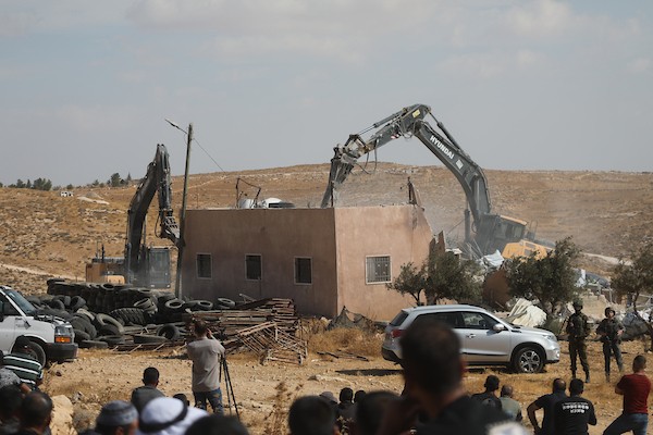 في الخامس من أكتوبر/تشرين الأول 2026، آليات الجيش الإسرائيلي تهدم مبنى فلسطيني في قرية الديرات قرب يطا، جنوب الخليل. (صورة: مأمون وزواز)