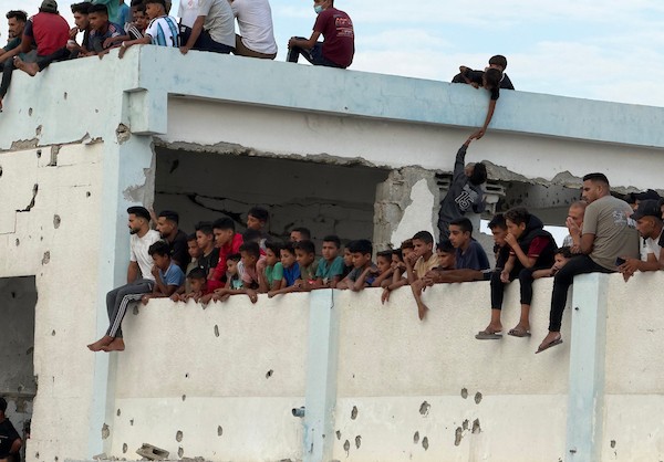 مباراة ودية وسط مخيمات النزوح في خان يونس، جنوب قطاع غزة، في 2 أكتوبر/تشرين الأول 2026. تصوير: طارق محمد