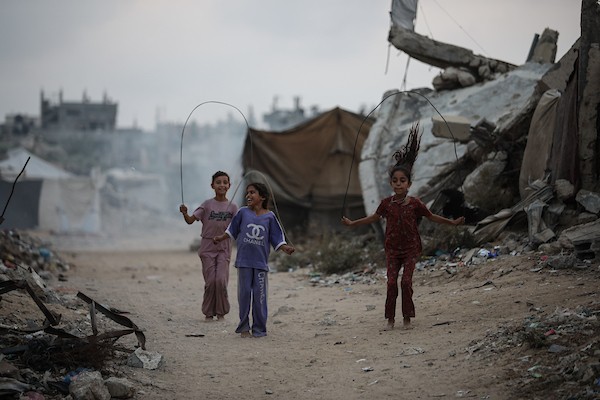 فلسطينيون نازحون يواصلون حياتهم اليومية داخل خيام مؤقتة في مخيم النصيرات وسط قطاع غزة، وسط مخاوف من الأمطار والبرد مع اقتراب الشتاء. 26 أكتوبر 2026. (تصوير: حسن الجدي)