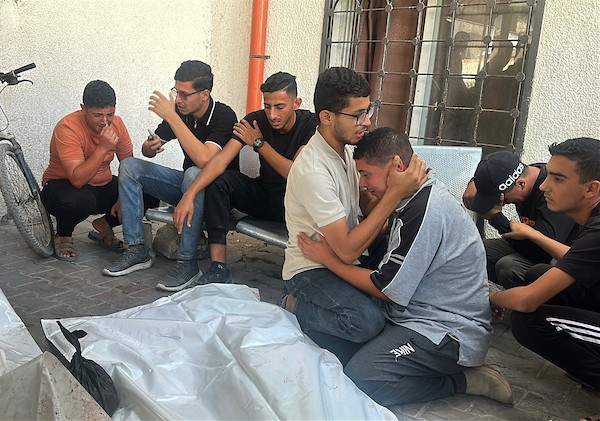 مشيعون يحيطون بجثماني شهيدين فلسطينيين في مستشفى الشفاء بمدينة غزة، عقب غارة إسرائيلية استهدفت حي النصر، 23 أكتوبر 2026. (تصوير: هادي داود)