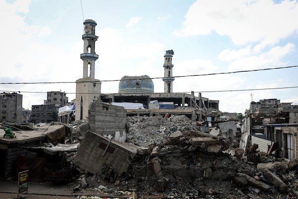 عائلات فلسطينية نازحة تعيش وسط أنقاض مسجد الشافعي المتضرر جراء الحرب الإسرائيلية في حي الزيتون بمدينة غزة، 9 تشرين الأول/أكتوبر 2026. (تصوير: بلال أسامة)