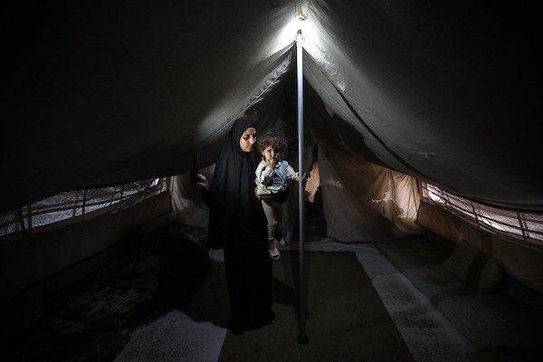 فلسطينيون نازحون يواصلون حياتهم اليومية داخل خيام مؤقتة في مخيم النصيرات وسط قطاع غزة، وسط مخاوف من الأمطار والبرد مع اقتراب الشتاء. 26 أكتوبر 2026. (تصوير: حسن الجدي)