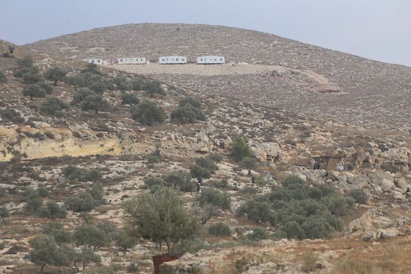 جنود إسرائيليون يلاحقون مزارعين فلسطينيين بين أشجار الزيتون خلال موسم القطاف في قرية سالم، شرق نابلس بالضفة الغربية، في 18 أكتوبر/تشرين الأول 2026.تصوير: محمد ناصر