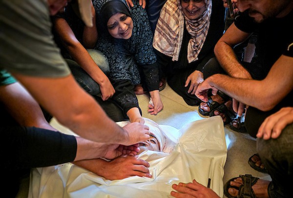 فلسطينيون يشاركون في مراسم تشييع شهيدين ارتقيا جراء غارة جوية إسرائيلية استهدفت منطقة المواصي في رفح، في 12 أكتوبر/تشرين الأول 2026. (تصوير: طارق محمد)