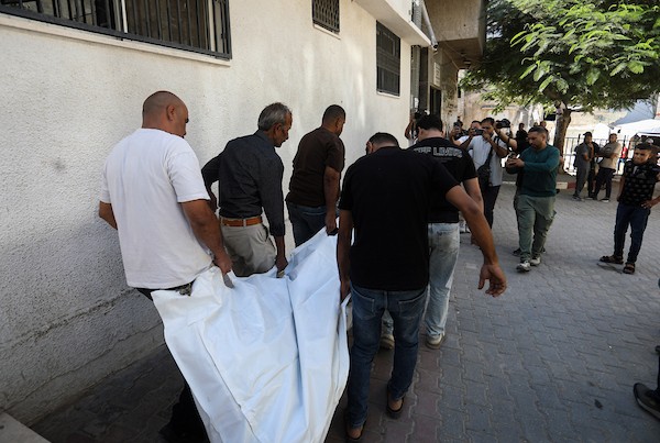 ودّع فلسطينيون جثامين ضحايا غارة جوية إسرائيلية استهدفت مبنى سكنيًا في منطقة الأصالة غرب مدينة غزة، وذلك في مستشفى الشفاء بمدينة غزة في 3 أكتوبر/تشرين الأول 2026. صورة: بلال أسامة