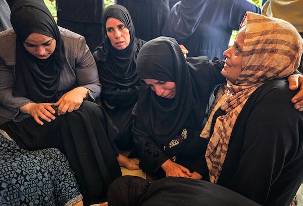 فلسطينيون يشاركون في مراسم تشييع شهيدين ارتقيا جراء غارة جوية إسرائيلية استهدفت منطقة المواصي في رفح، في 12 أكتوبر/تشرين الأول 2026. (تصوير: طارق محمد)