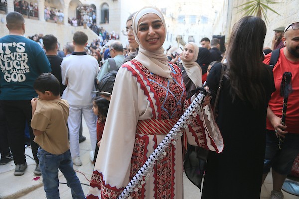 نساء فلسطينيات يشاركن في ليلة الحناء لعروس فلسطينية خلال احتفالات تقليدية في البلدة القديمة بمدينة نابلس، في الضفة الغربية، بتاريخ 3 أكتوبر/تشرين الأول 2026. تصوير: محمد ناصر