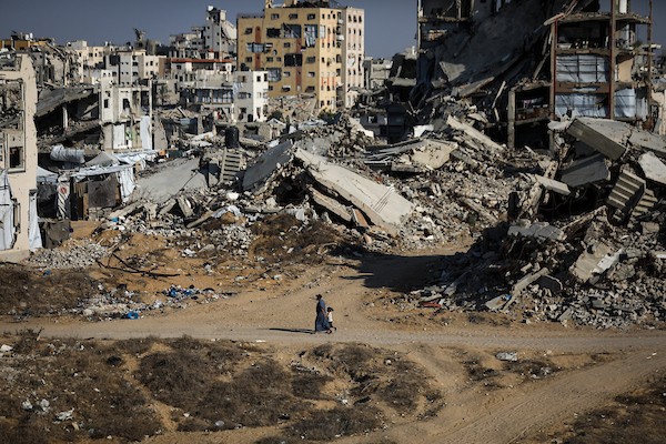 خيام لإيواء فلسطينيين نازحين تنتشر بجوار مبانٍ مدمرة في مدينة غزة، في الذكرى الثالثة لاندلاع الحرب، 7 أكتوبر/تشرين الأول 2026. تصوير: بلال أسامة.
