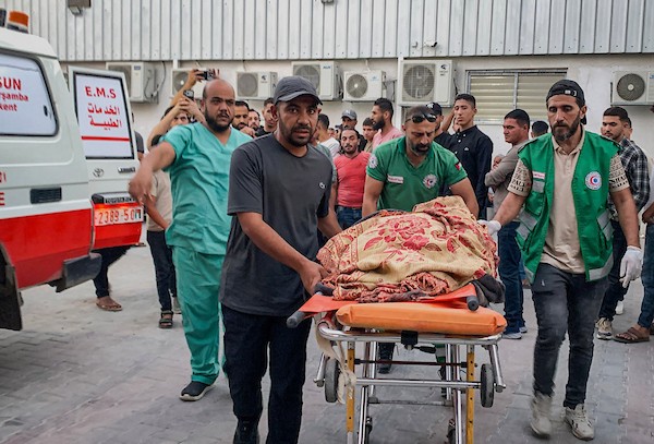 مسعفون ينقلون جثمان أدهم خليل معروف إلى مستشفى الشفاء بمدينة غزة، عقب غارة إسرائيلية استهدفت سطح منزل في مخيم جباليا شمال القطاع، يوم 16 أكتوبر/تشرين الأول 2026. (تصوير: أحمد الشوا)