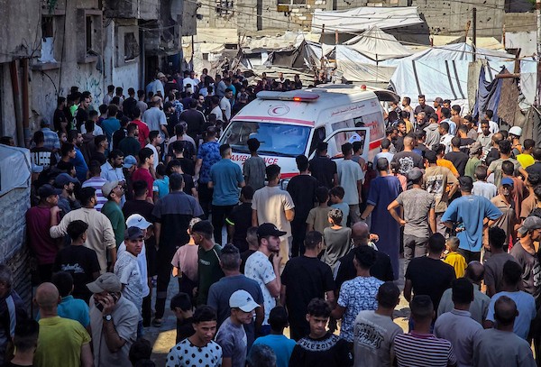 فلسطينيون يتجمعون في موقع غارة جوية إسرائيلية استهدفت سطح منزل في مخيم خان يونس، جنوب قطاع غزة، وأسفرت عن استشهاد فلسطيني، 7 أكتوبر/تشرين الأول 2026. تصوير: طارق محمد.