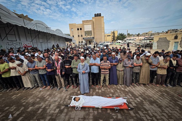 فلسطينيون يشيّعون الشهداء حسام الزملي والطفلة جوري الصوفي وتامر أبو سنيمة، الذين استشهدوا بنيران قوات الاحتلال في مواصي خان يونس، 26 أكتوبر 2026. (تصوير: طارق محمد)