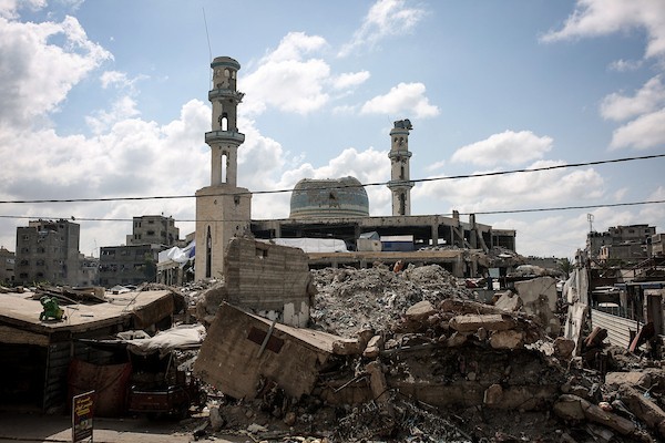 عائلات فلسطينية نازحة تعيش وسط أنقاض مسجد الشافعي المتضرر جراء الحرب الإسرائيلية في حي الزيتون بمدينة غزة، 9 تشرين الأول/أكتوبر 2026. (تصوير: بلال أسامة)