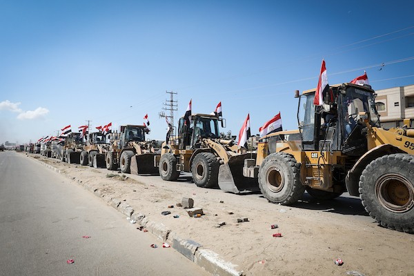 قافلة مساعدات إنسانية محملة بالخيام والأغطية والبطانيات ومستلزمات الشتاء تنطلق من مدينة الزوايدة وسط قطاع غزة باتجاه شمال القطاع، بالتزامن مع إطلاق حملة «إيد بإيد.. سند وأمان»، في 4 أكتوبر/تشرين الأول 2026. (تصوير: معز صالحي)