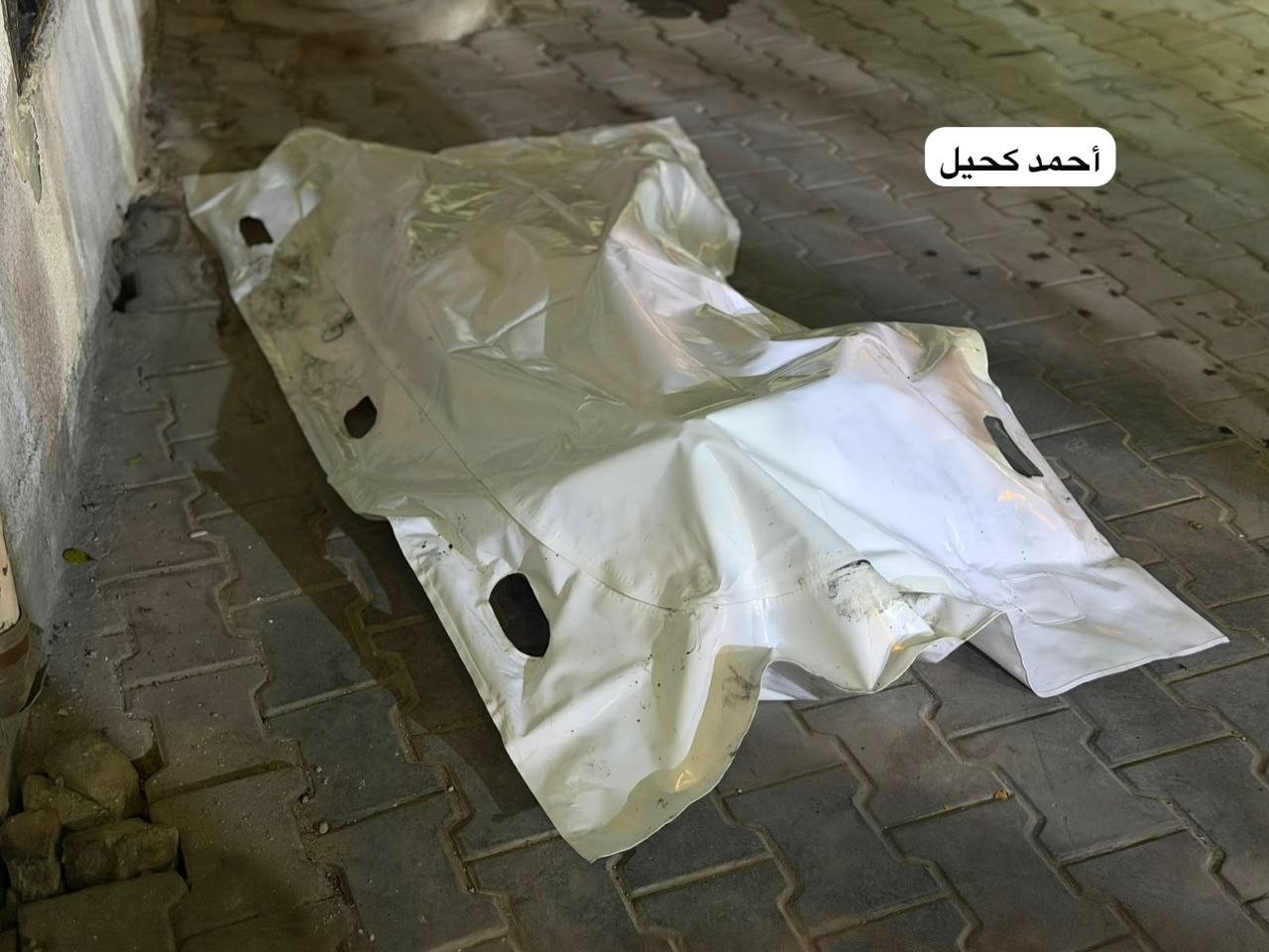 وصول شهيدة لمستشفى الشفاء الطبي؛ جراء استهداف الطيران المروحي شقة سكنية بجوار مول نيستو غربي مدينة غزة.jpg