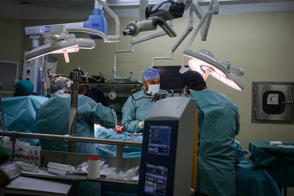 أطباء من وفد طبي مصري يجرون جراحة قلب مفتوح داخل مستشفى القدس بمدينة غزة، بالتعاون مع منظمة هيل فلسطين، في 14 أكتوبر/تشرين الأول 2026. (تصوير: أحمد الشوا)