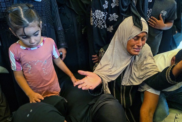 فلسطينيون يودّعون جثماني الشهيدين باسل قشطة وأحمد الشاعر خلال مراسم تشييعهما في مجمع ناصر الطبي بمدينة خانيونس،15 أكتوبر/تشرين الأول 2026. تصوير: طارق محمد
