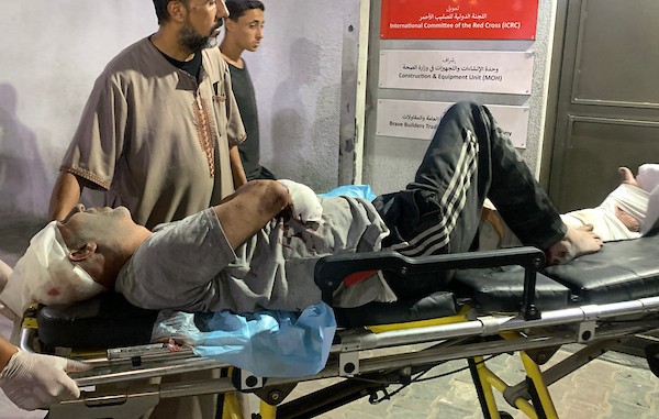 مسعفون ينقلون جرحى فلسطينيين إلى مستشفى الشفاء بمدينة غزة، في 8 أكتوبر/تشرين الأول 2026، عقب غارة جوية إسرائيلية استهدفت حي الصبرة جنوبي المدينة.تصوير: أحمد الشوا