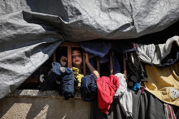 فلسطينيون نازحون يواصلون حياتهم اليومية داخل مدرسة حُوّلت إلى مأوى مؤقت في مدينة غزة، في الذكرى الثالثة لاندلاع الحرب، 7 أكتوبر/تشرين الأول 2026. تصوير: بلال أسامة.