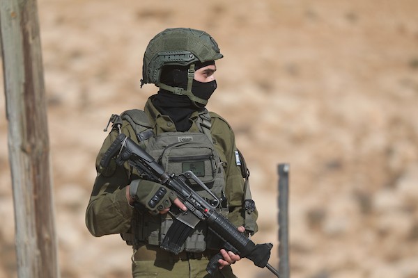 في الخامس من أكتوبر/تشرين الأول 2026، آليات الجيش الإسرائيلي تهدم مبنى فلسطيني في قرية الديرات قرب يطا، جنوب الخليل. (صورة: مأمون وزواز)