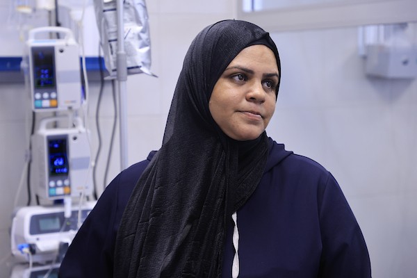 الطفل الفلسطيني محمد الجبالي (7 أعوام)، المصاب بسرطان الدم، يرقد على سرير داخل مستشفى الشفاء بمدينة غزة، في 18 أكتوبر/تشرين الأول 2026، منتظرًا الموافقة على سفره للعلاج في الخارج.تصوير: عبد الله أبو الخير