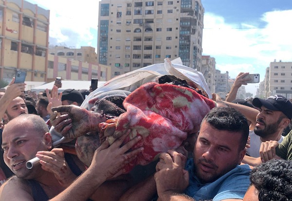 فلسطينيون يحملون جثمان رجل بعد استهدافه من قبل طائرات عسكرية إسرائيلية في غرب مدينة غزة، في 2 أكتوبر/تشرين الأول 2026. صورة لأحمد الشواح