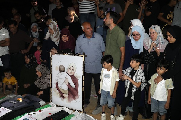 ودّع المشيّعون رفات 105 فلسطينيين انتُشلت من تحت أنقاض مبنى التاج في شارع اليرموك بمدينة غزة في 30 سبتمبر/أيلول 2026. (صورة: بلال أسامة)