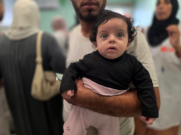 أمهات فلسطينيات يصطحبن أطفالهن إلى عيادة سوء التغذية في مجمع ناصر الطبي بمدينة خان يونس، جنوب قطاع غزة، في 17 أكتوبر/تشرين الأول 2026. (تصوير: طارق محمد)
