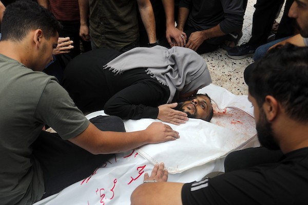 مشيعون يودّعون الشهيدين عبيدة مرتجى وحاتم حسنين في مستشفى الشفاء بمدينة غزة، 17 أكتوبر/تشرين الأول 2026. (تصوير: محمد صالحة)
