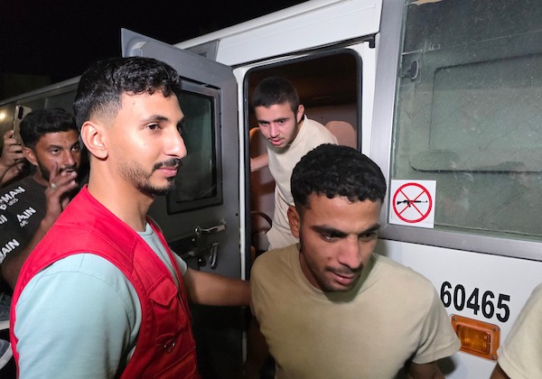 5 أسرى محررين يصلون على متن مركبات تابعة للصليب الأحمر إلى مجمع ناصر الطبي في خان يونس جنوب قطاع غزة، في 4 أكتوبر/تشرين الأول 2026. (تصوير: طارق محمد)
