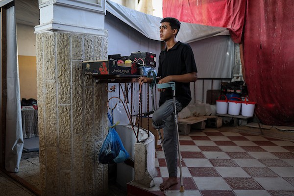 الطفل معاذ أشرف الديني يتنقل بعكازين بين أنقاض المباني في منطقة أبو إسكندر شمالي قطاع غزة، في 8 أكتوبر/تشرين الأول 2026.تصوير: بلال أسامة