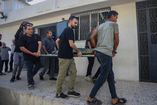 تشييع جثامين ضحايا غارة جوية إسرائيلية استهدفت مبنى الأصالة السكني غرب مدينة غزة، وذلك في مستشفى الشفاء بمدينة غزة في 3 أكتوبر/تشرين الأول 2026. (صورة: بلال أسامة)