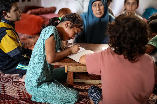 فلسطينيون نازحون يواصلون حياتهم اليومية داخل مدرسة حُوّلت إلى مأوى مؤقت في مدينة غزة، في الذكرى الثالثة لاندلاع الحرب، 7 أكتوبر/تشرين الأول 2026. تصوير: بلال أسامة.