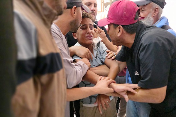 فلسطينيون ينقلون جثمان الشهيد عبد الجواد جودة إلى مجمع ناصر الطبي بمدينة خان يونس، جنوب قطاع غزة، 17 أكتوبر/تشرين الأول 2026. (تصوير: طارق محمد)