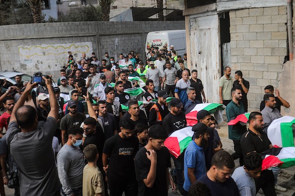 غزة – 18 أكتوبر/تشرين الأول 2026: فلسطينيون يشيّعون جثامين ورفات 75 شهيدًا انتشلتها طواقم الدفاع المدني من تحت أنقاض مبانٍ دمرها القصف الإسرائيلي في حي الدرج بمدينة غزة.تصوير: محمد صالحة