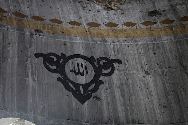 عائلات فلسطينية نازحة تعيش وسط أنقاض مسجد الشافعي المتضرر جراء الحرب الإسرائيلية في حي الزيتون بمدينة غزة، 9 تشرين الأول/أكتوبر 2026. (تصوير: بلال أسامة)