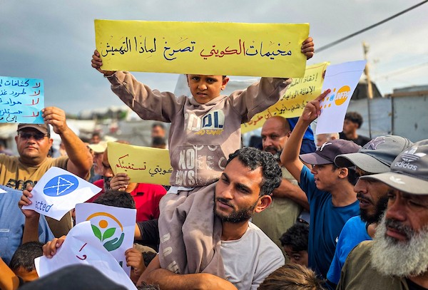 خان يونس – 18 أكتوبر/تشرين الأول 2026: فلسطينيون نازحون يشاركون في وقفة احتجاجية بمنطقة المواصي غرب خان يونس، مطالبين بتوفير الخيام والمساعدات الإنسانية والإمدادات الأساسية قبل حلول الشتاء.تصوير: طارق محمد