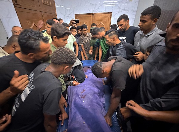 فلسطينيون ينقلون جثامين ثلاثة شهداء وعددًا من المصابين إلى مجمع ناصر الطبي، عقب غارة إسرائيلية استهدفت خيمة، غربي خان يونس، 11 أكتوبر/تشرين الأول 2026. (تصوير: طارق محمد)