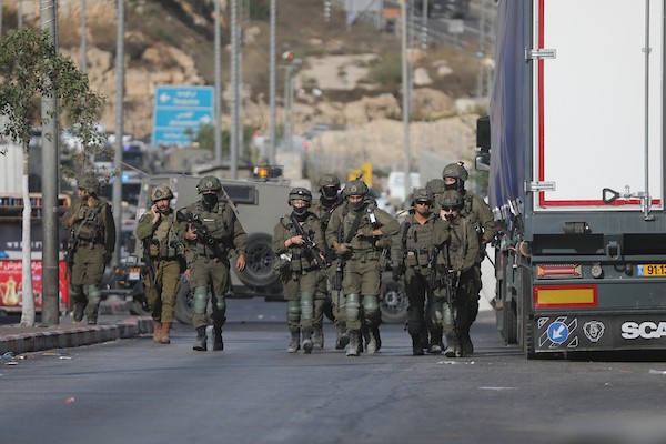 جنود الاحتلال ينتشرون في منطقة فرش الهوى شمال الخليل، عقب قتل فلسطينيين اثنين وفرض طوق عسكري على المنطقة، 23 أكتوبر 2026. (تصوير: مأمون وزواز)