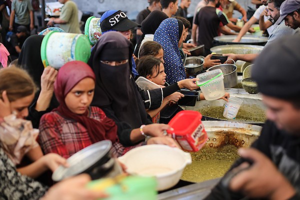 فلسطينيون نازحون يتجمعون للحصول على وجبات مجانية في مخيم النصيرات وسط قطاع غزة، في ظل تفاقم الجوع وتقليص المساعدات الغذائية بسبب نقص التمويل، 20 أكتوبر/تشرين الأول 2026.تصوير: حسن الجدي