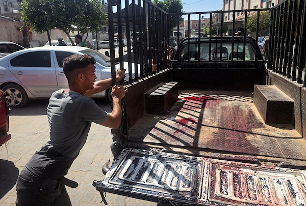 يحمل فلسطينيون جثمان معاذ جمال أبو نصيرة، البالغ من العمر 36 عامًا، إلى مجمع ناصر الطبي في 4 أكتوبر/تشرين الأول 2026.(صورة: طارق محمد)