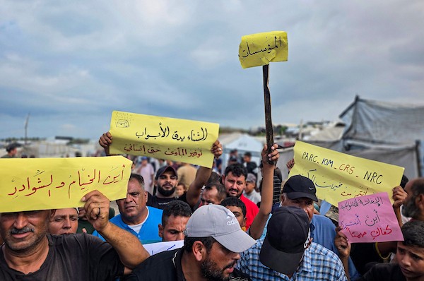 خان يونس – 18 أكتوبر/تشرين الأول 2026: فلسطينيون نازحون يشاركون في وقفة احتجاجية بمنطقة المواصي غرب خان يونس، مطالبين بتوفير الخيام والمساعدات الإنسانية والإمدادات الأساسية قبل حلول الشتاء.تصوير: طارق محمد
