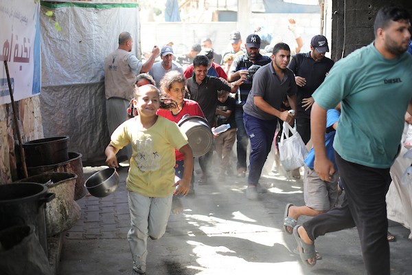 فلسطينيون نازحون يتجمعون للحصول على وجبات غذائية من مطبخ خيري في مخيم النصيرات وسط قطاع غزة، في 8 أكتوبر/تشرين الأول 2026.تصوير: حسن الجدي