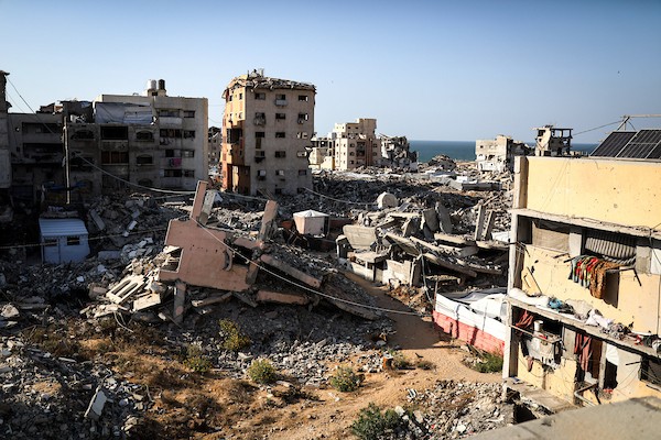 خيام لإيواء فلسطينيين نازحين تنتشر بجوار مبانٍ مدمرة في مدينة غزة، في الذكرى الثالثة لاندلاع الحرب، 7 أكتوبر/تشرين الأول 2026. تصوير: بلال أسامة.