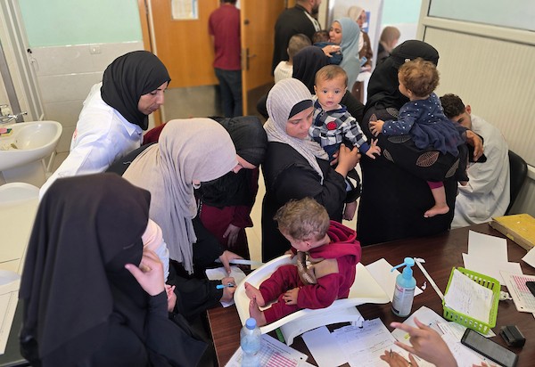 أمهات فلسطينيات يصطحبن أطفالهن إلى عيادة سوء التغذية في مجمع ناصر الطبي بمدينة خان يونس، جنوب قطاع غزة، في 17 أكتوبر/تشرين الأول 2026. (تصوير: طارق محمد)
