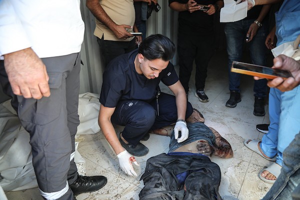 فلسطينيون ينقلون جثمان رجل إلى مستشفى العودة بمخيم النصيرات وسط قطاع غزة، بعد مقتله في غارة إسرائيلية استهدفت مركبة «توك توك» قرب جسر وادي غزة شمال المخيم، 20 أكتوبر/تشرين الأول 2026.تصوير: حسن الجدي