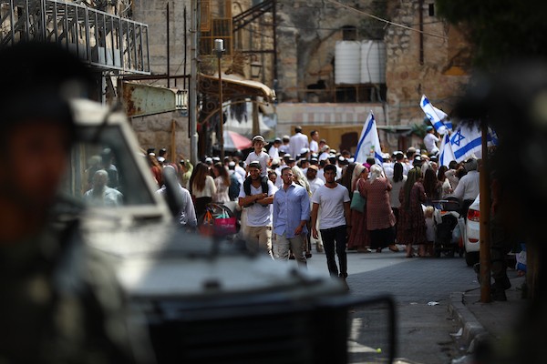 يقيّد الجنود الإسرائيليون حركة الفلسطينيين ويتخذون إجراءات أمنية خلال جولة قام بها مستوطنون في البلدة القديمة بالخليل، في 3 أكتوبر/تشرين الأول 2026. تصوير مأمون وزواز