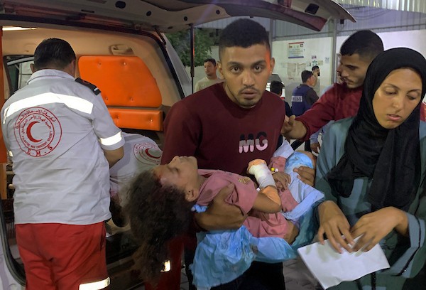 مسعفون ينقلون جرحى فلسطينيين إلى مستشفى الشفاء بمدينة غزة، في 8 أكتوبر/تشرين الأول 2026، عقب غارة جوية إسرائيلية استهدفت حي الصبرة جنوبي المدينة.تصوير: أحمد الشوا